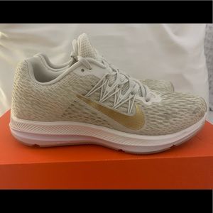 NEW WMN Nike Zoom Winflo Sz 7 white gold